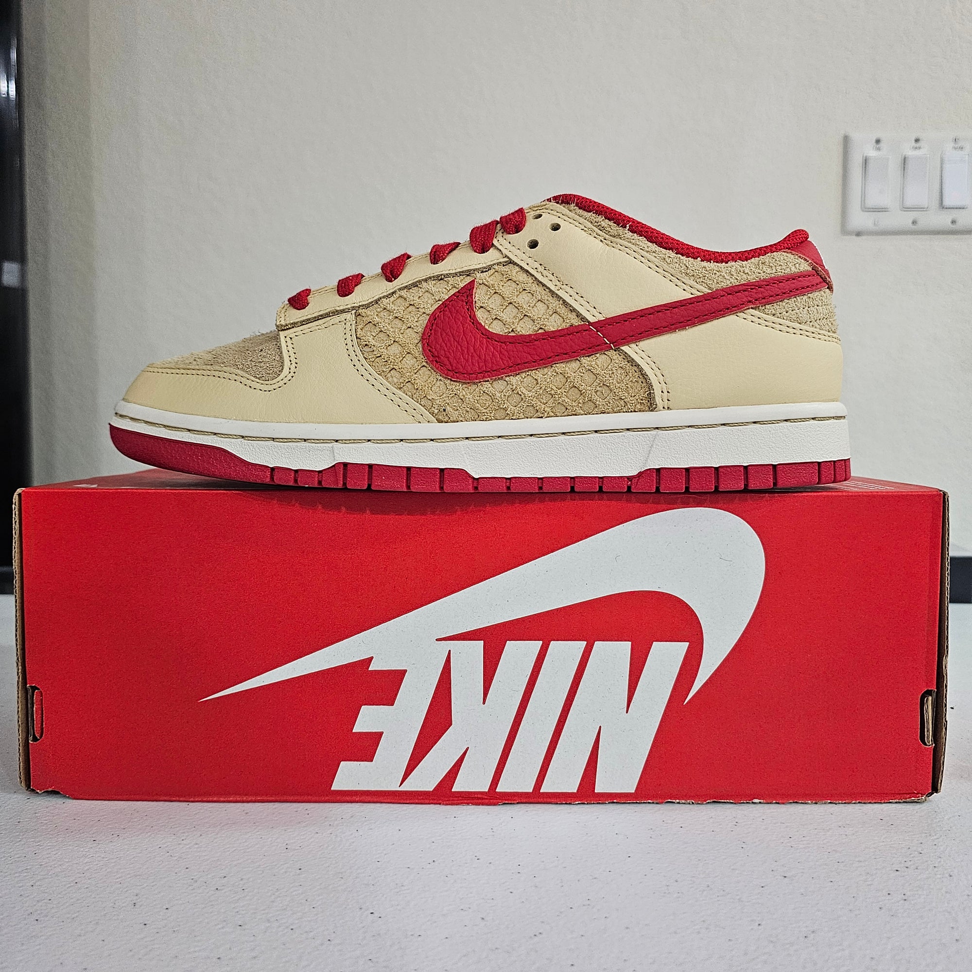 NIKE DUNK LOW RETRO SE 'STRAWBERRY WAFFLE'