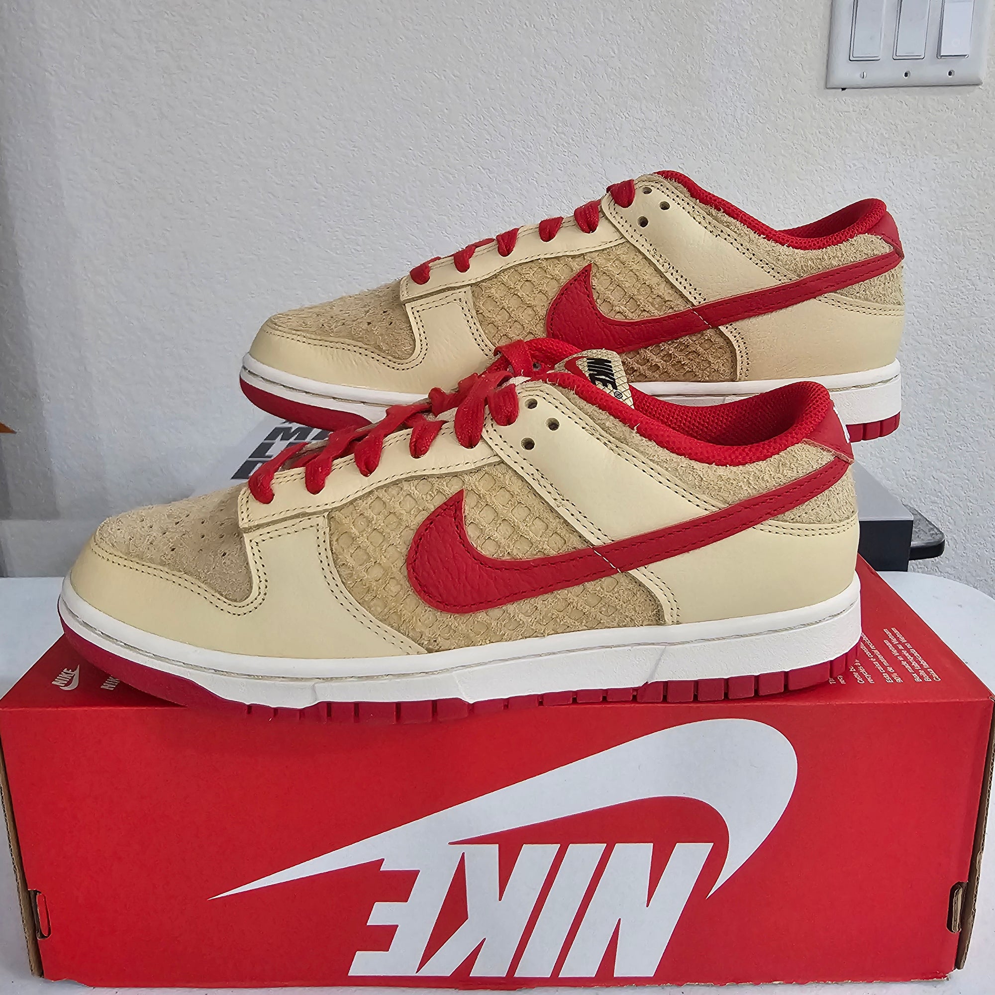 NIKE DUNK LOW RETRO SE 'STRAWBERRY WAFFLE'